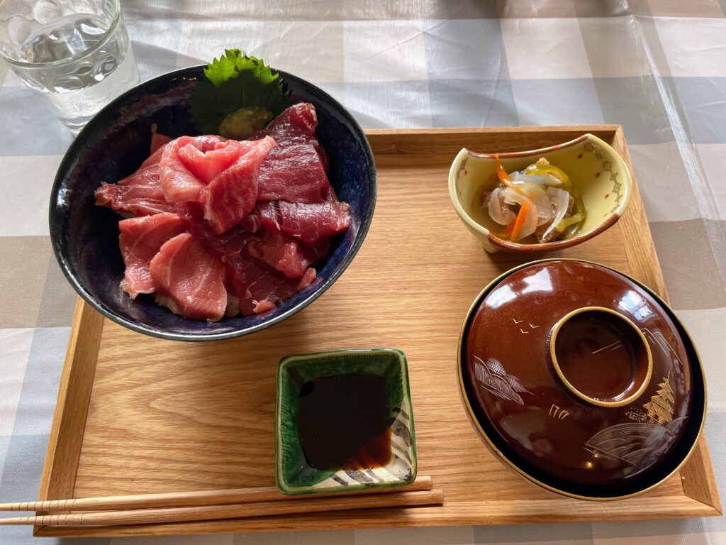 八戸 komeko食堂の新鮮なマグロ丼