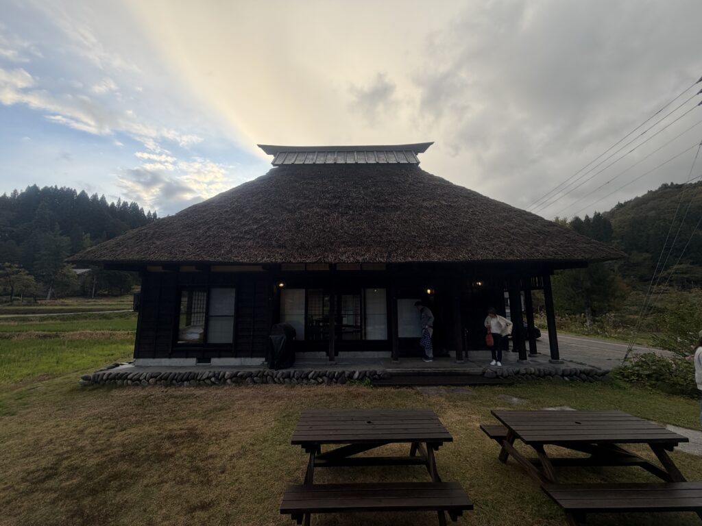 「茅葺き屋根の一棟貸しの宿」