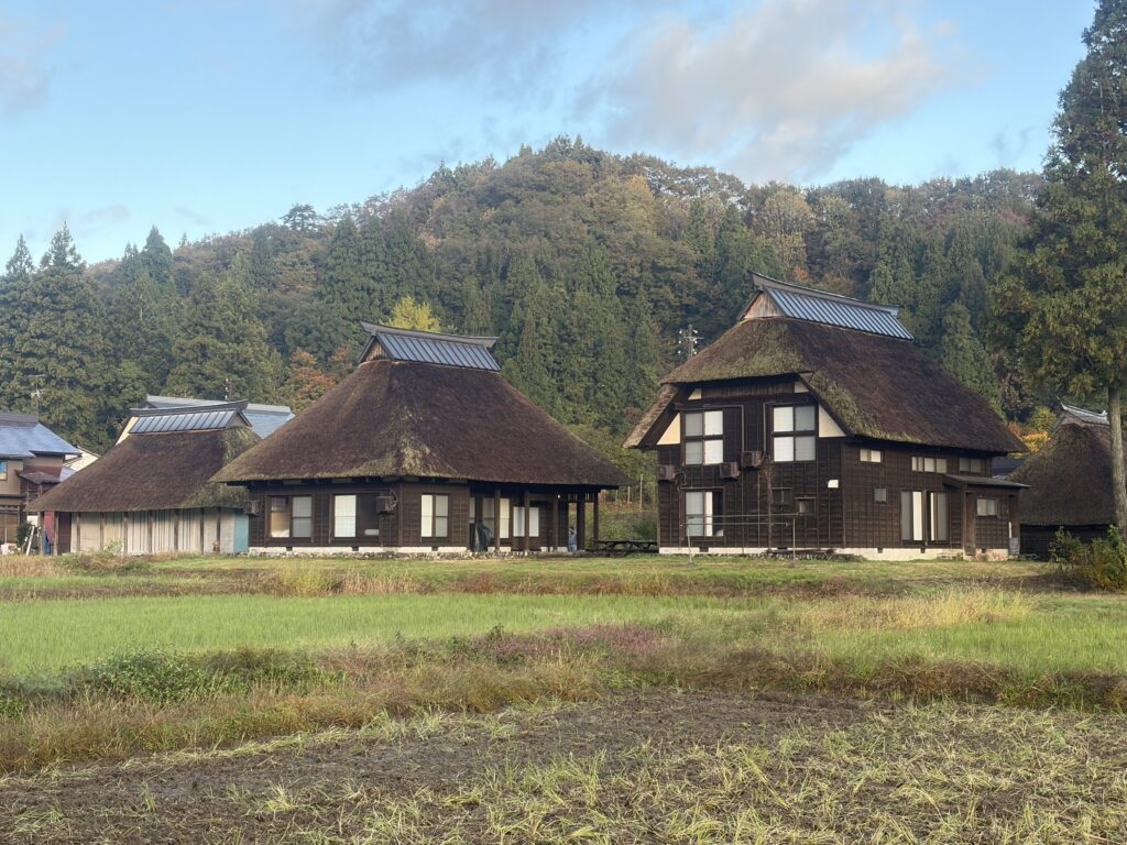 隈研吾
荻ノ島環状集落の朝もやの写真