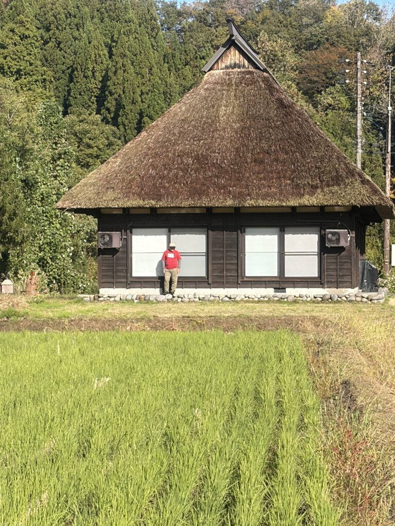 かやぶき屋根　モデル？
荻ノ島環状集落の朝もやの写真