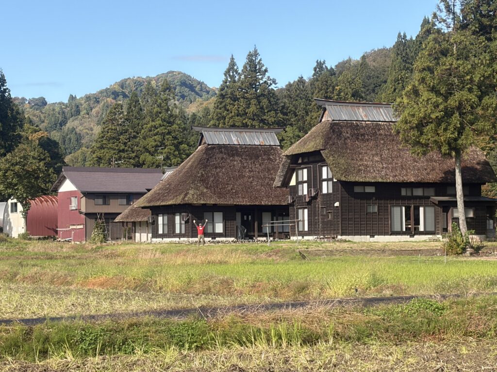 荻ノ島環状集落の朝もやの写真

かやぶき屋根　万歳
