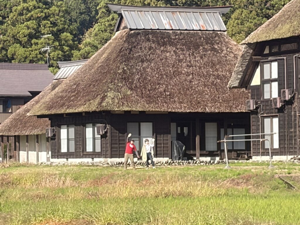 かやぶき屋根　同級生
荻ノ島環状集落の朝もやの写真