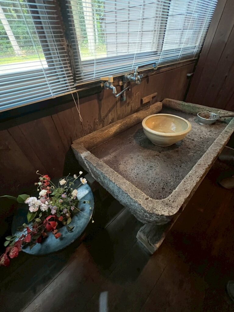 板の間の水回り　懐かしい石造りの流し台　古民家カフェHAYASHIの発酵スイーツ