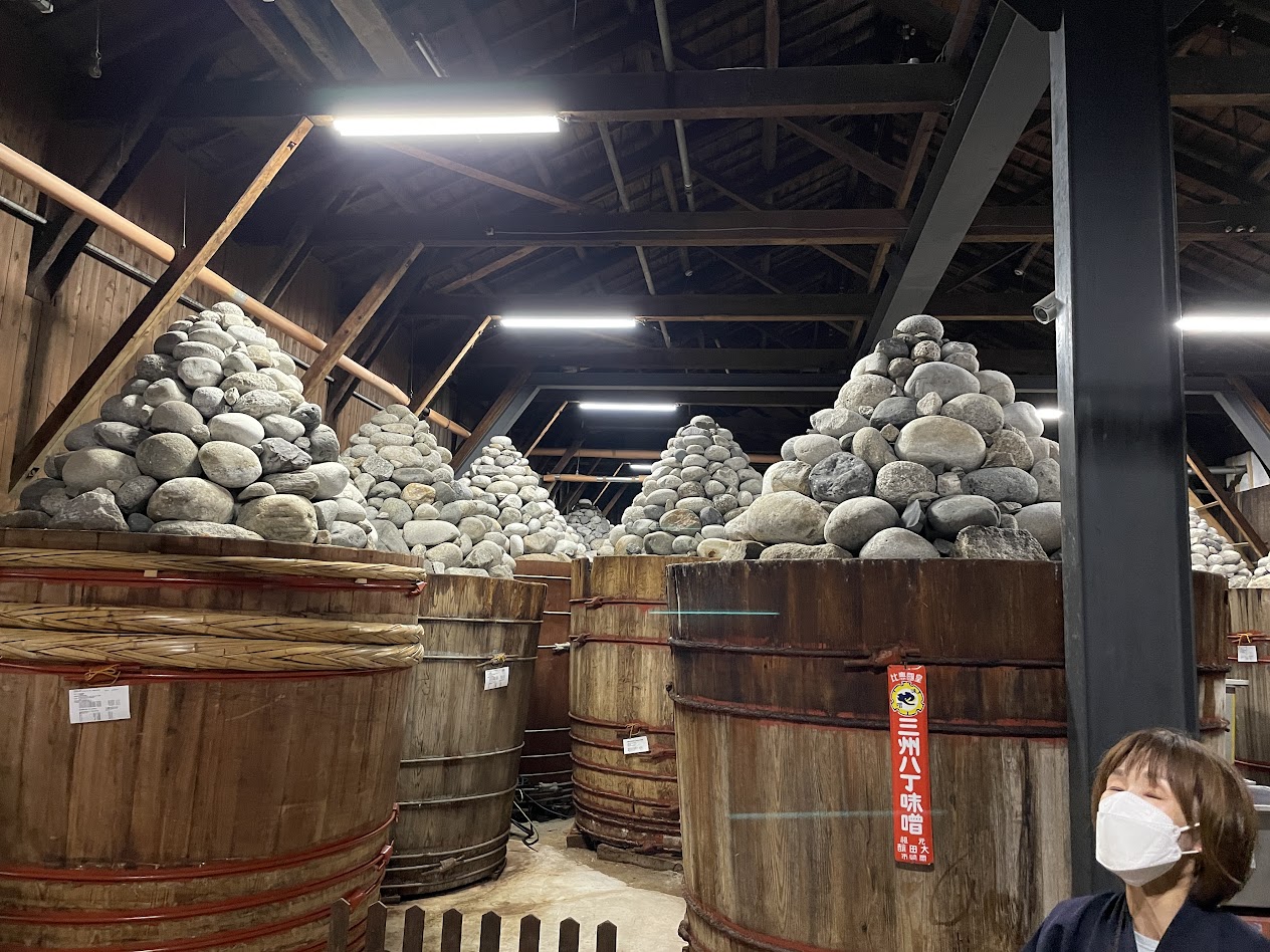 まるや八丁味噌の木桶と石積み