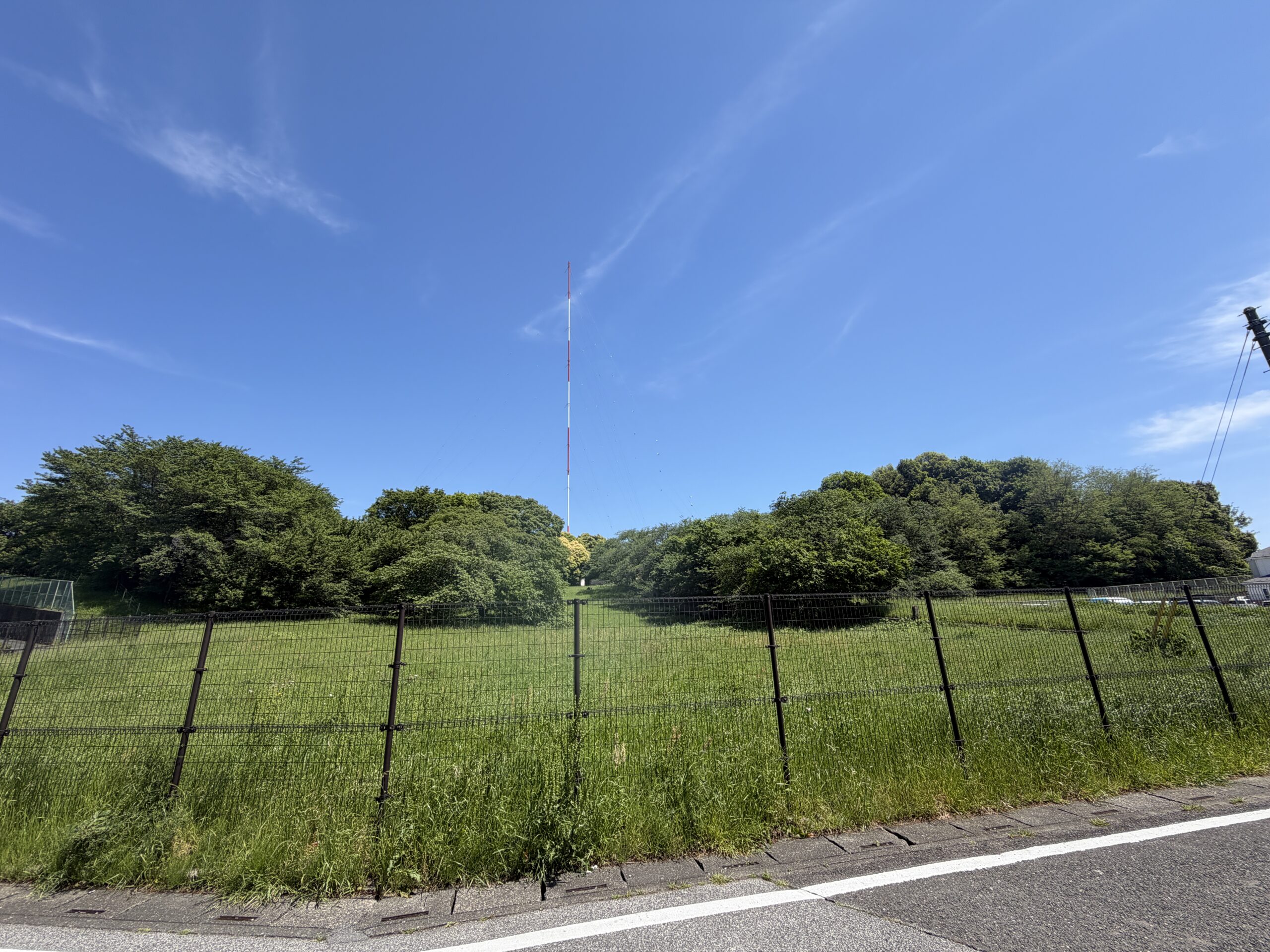 ウォーキング道中の青空とアンテナ