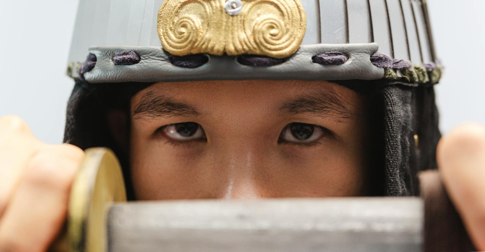 兜をかぶり刀を構える侍 - 腹をくくって戦いに行く