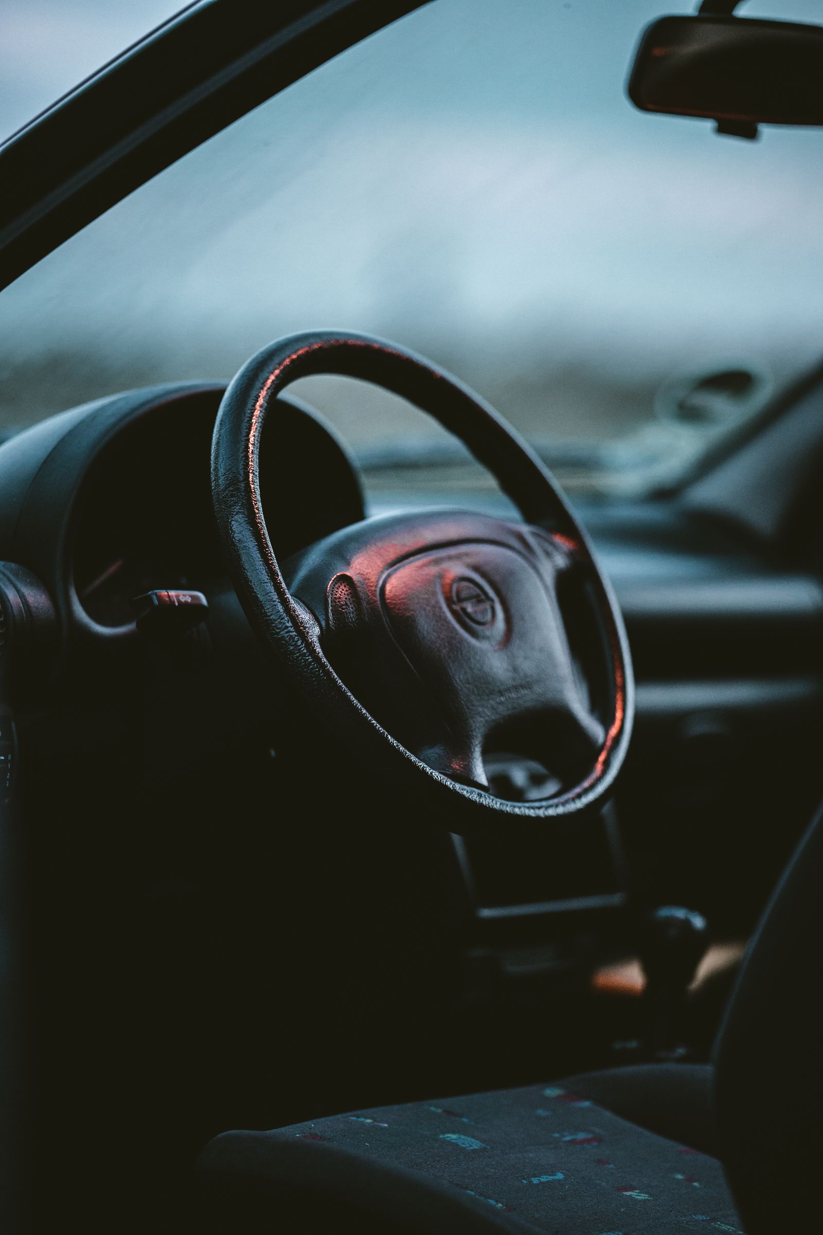 車のハンドルと運転席