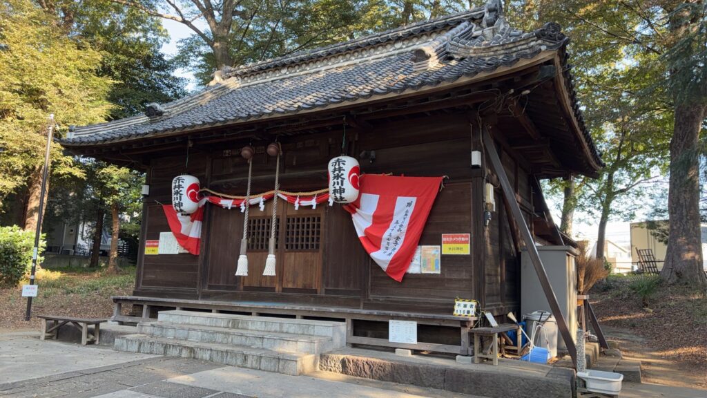 提灯と紅白の幕で飾られた赤井氷川神社の拝殿