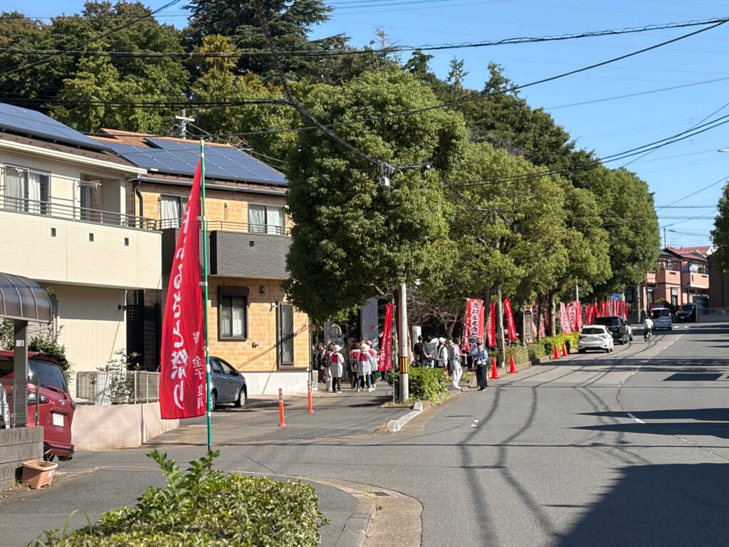 赤井ふるさと祭りの赤いのぼり旗が並ぶ道